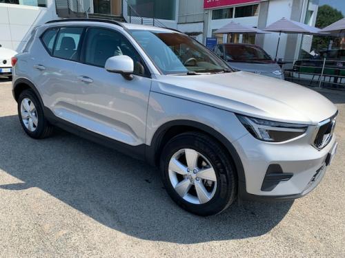 <p>Volvo XC40 T2 Essential (argento met)</p>